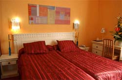 Chambre � deux lits classique avec salle de bains priv� (bain)